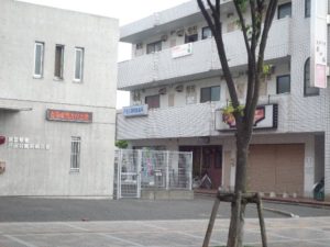 埼京線戸田公園駅西口交番の横の３階建てのビルの２階