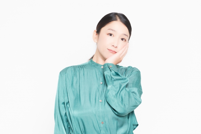 ほほをおさえる女性 ほほをおさえる女性